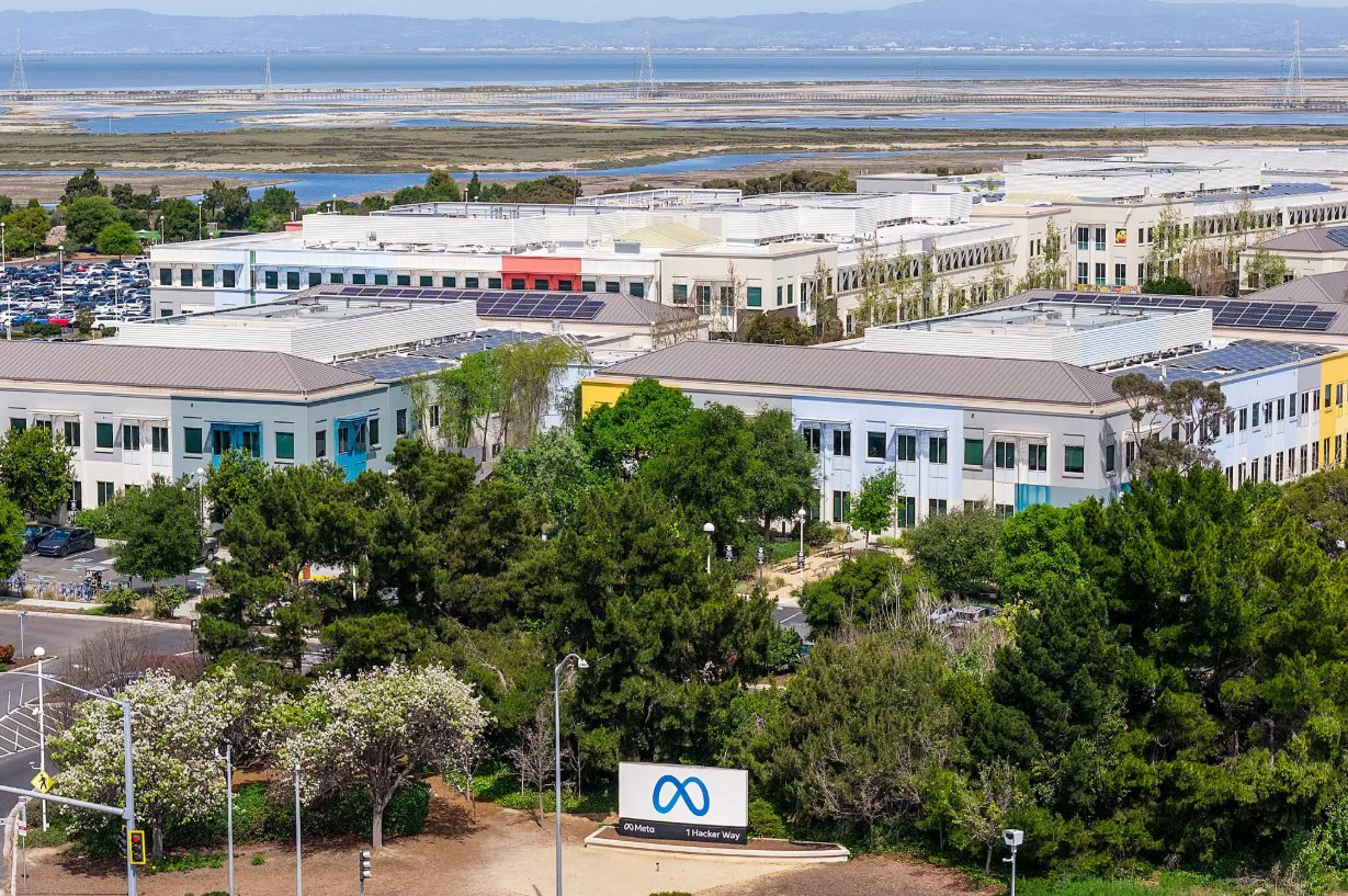 Phần lớn nhân lực công nghệ sẽ bị thay thế bởi AI: Quan điểm của Mark Zuckerberg khiến Meta sa thải 8.000 lao động, chuyển sang chi 70 tỷ USD cho trung tâm dữ liệu - Ảnh 2