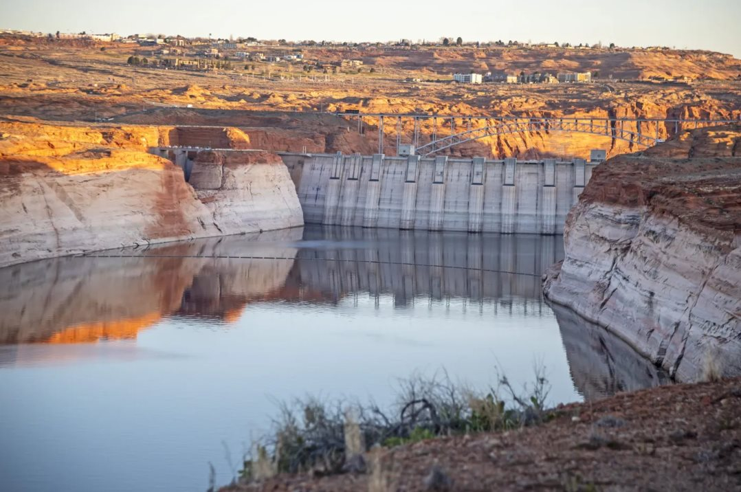Thiếu điện, Mỹ xả lượng nước tương đương 50.000 bồn cầu cùng lúc để giải cứu 350.000 hộ gia đình - Ảnh 1