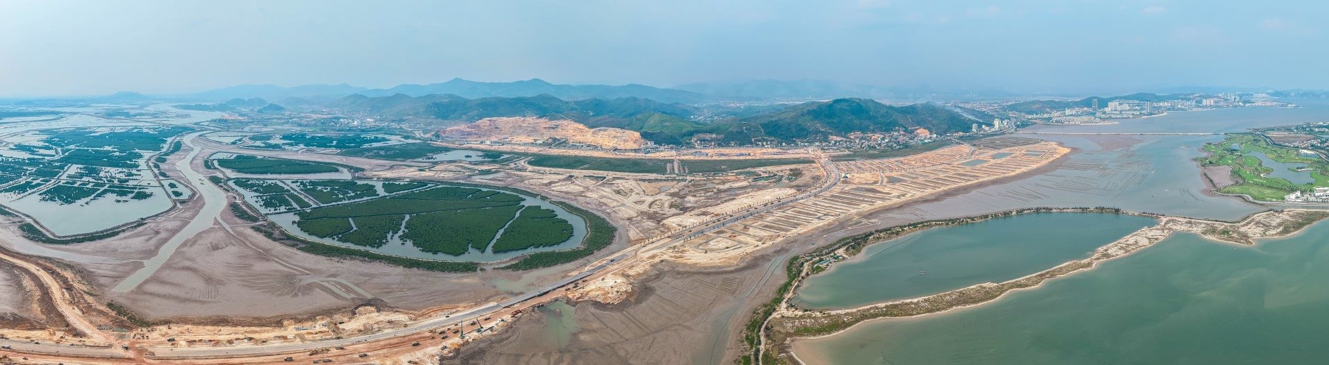 Hàng nghìn người “đổ bộ” Hạ Long ngày đầu nghỉ lễ vì siêu dự án 18 tỷ USD của tỷ phú Phạm Nhật Vượng - Ảnh 2