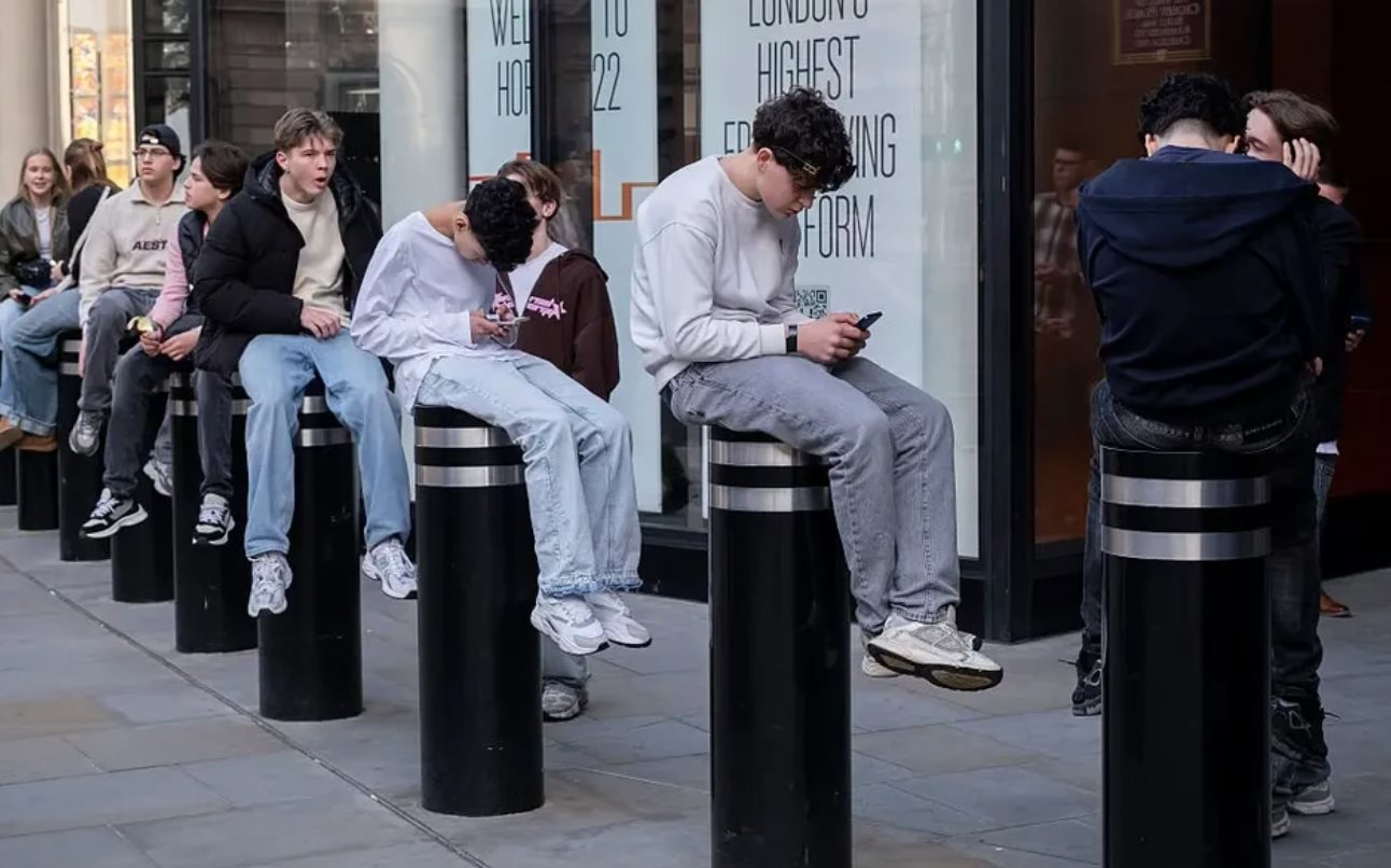 Bên trong trại cai nghiện công nghệ: Nơi những bạn trẻ từng quên tắm rửa vì mải xem điện thoại, được gia đình cho tiếp xúc Internet quá sớm - Ảnh 4