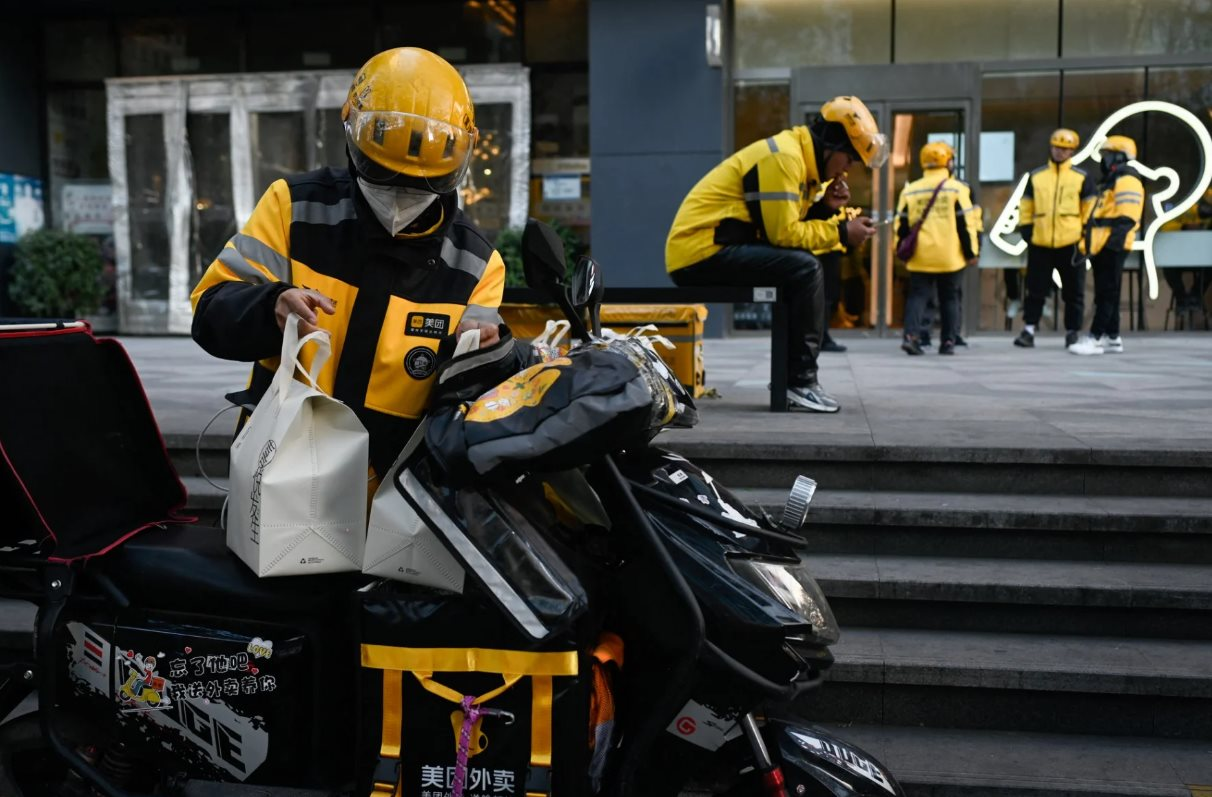 Trung Quốc chuẩn hóa quy tắc lao động cho shipper, người giao hàng không còn sợ bị bóc lột, các ông lớn công nghệ phải tuân thủ luật chơi mới - Ảnh 1