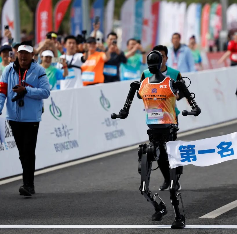 Tiến sĩ 46 tuổi thành tỷ phú USD nhờ công ty vô danh, nổi tiếng giới công nghệ khi giúp Robot đoạt huy chương vàng chạy marathon - Ảnh 2