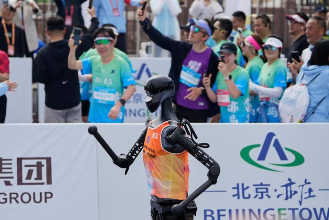 Tiến sĩ 46 tuổi thành tỷ phú USD nhờ công ty vô danh, nổi tiếng giới công nghệ khi giúp Robot đoạt huy chương vàng chạy marathon - Ảnh 3