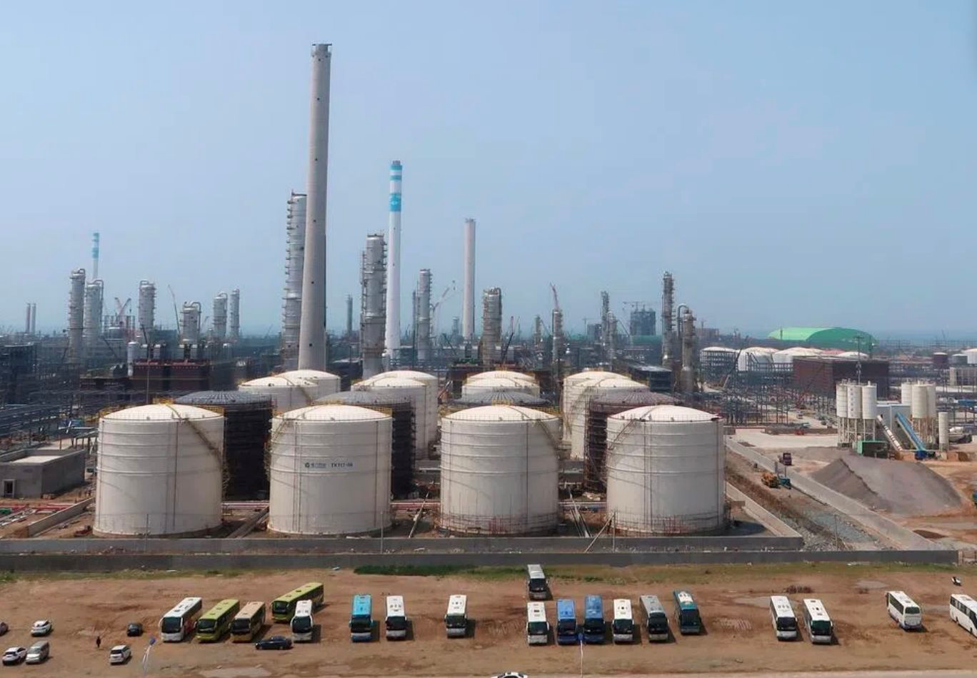 Bị Mỹ trừng phạt vì mua dầu Iran, gia tộc đứng sau tập đoàn lọc dầu Trung Quốc mất trắng 36 nghìn tỷ - Ảnh 1