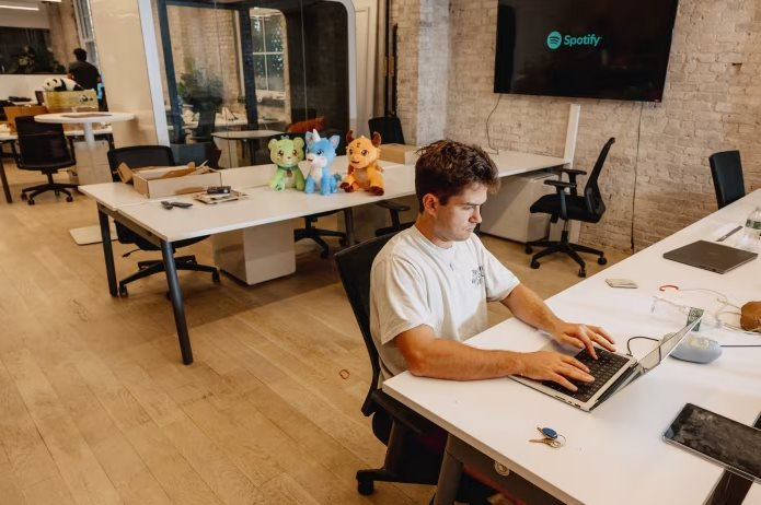 Tốn 750 triệu đồng mỗi tháng thuê văn phòng để ngắm: Các Startup AI đang "đốt tiền" vào thứ gì đây? - Ảnh 1