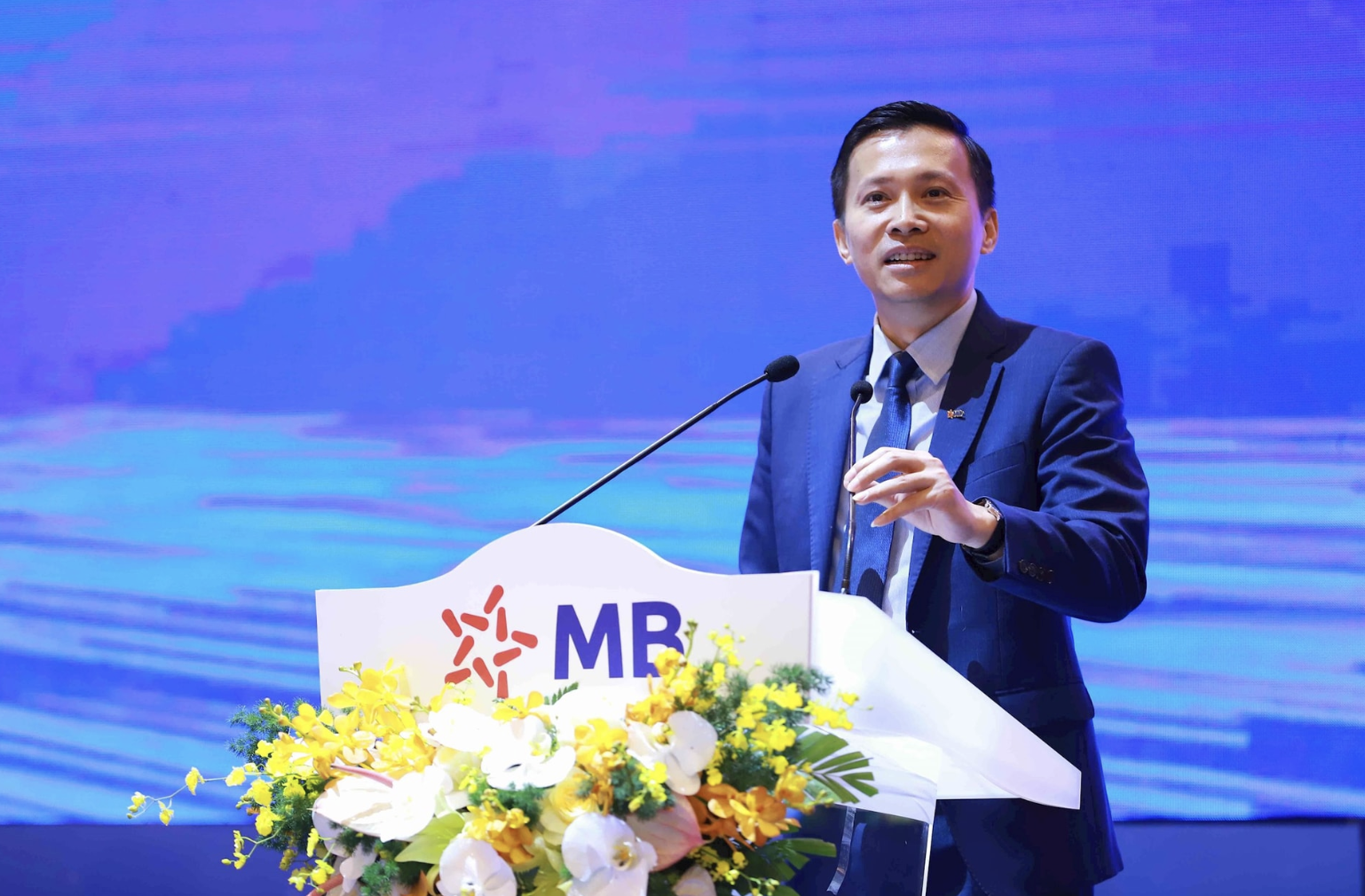 Tỷ phú Hồ Hùng Anh, bầu Hiển và CEO loạt ngân hàng lớn nói gì về cho vay bất động sản? - Ảnh 2