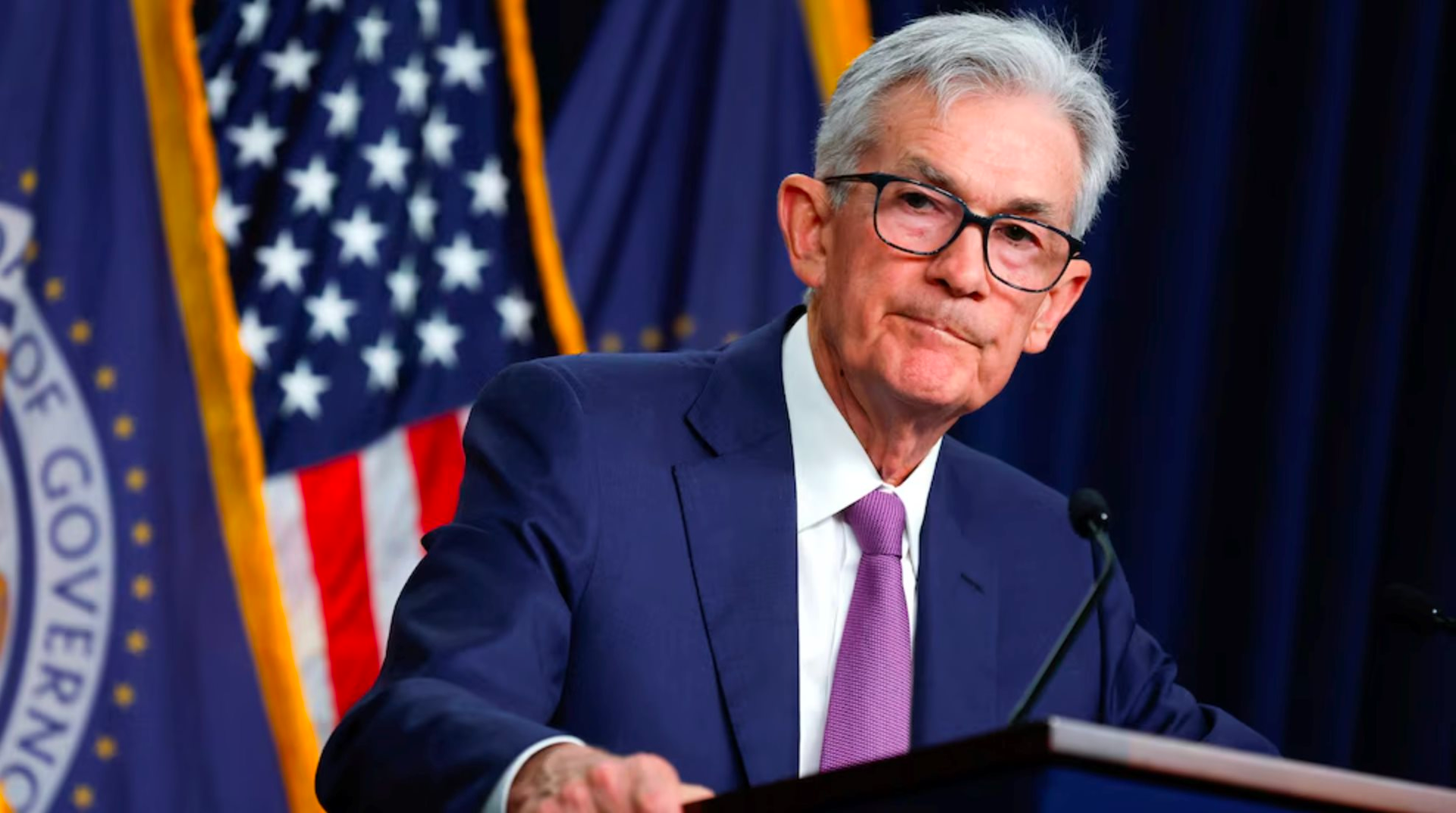 Fed giữ nguyên lãi suất ở mức cao nhất trong hơn 3 thập kỷ, các quan chức có động thái hiếm thấy - Ảnh 1