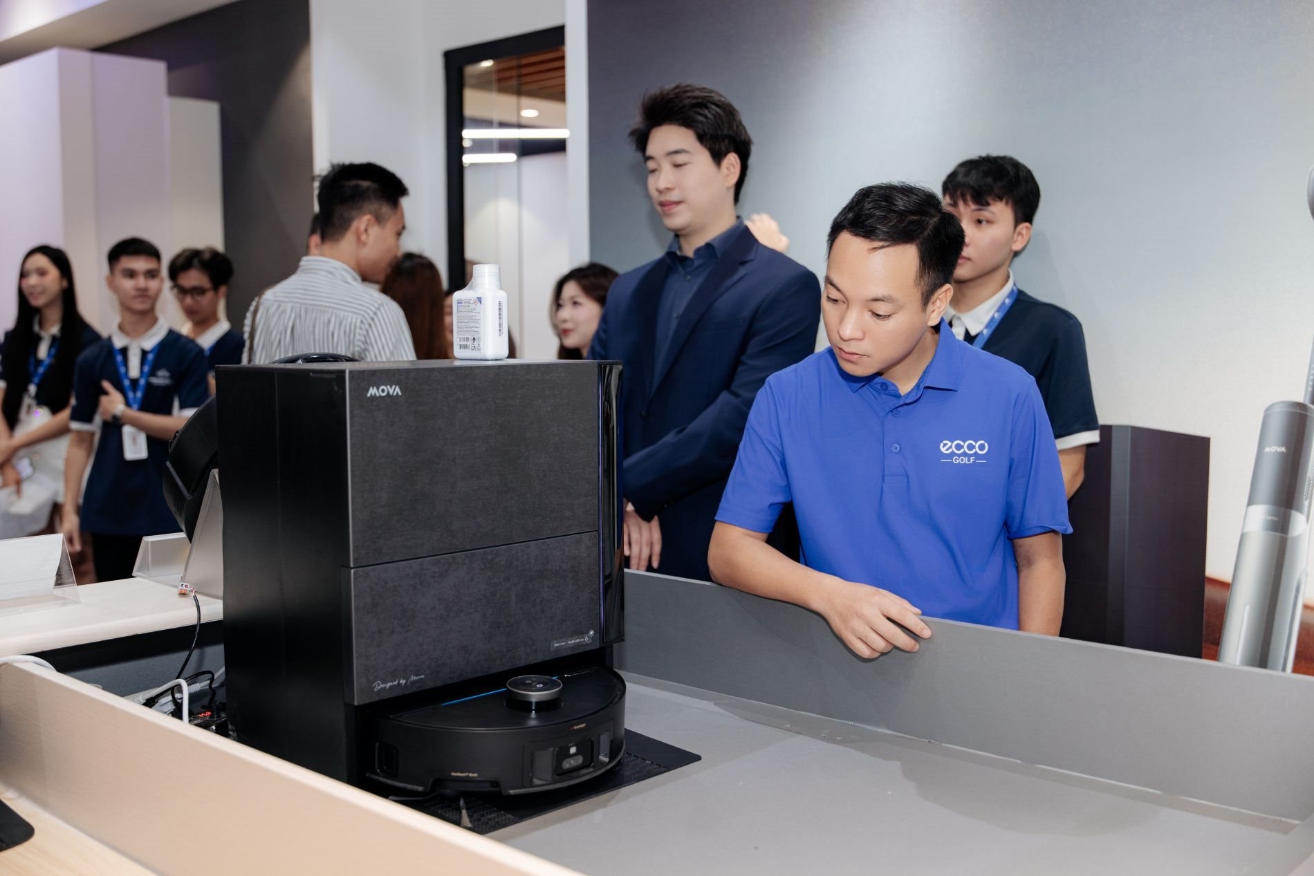 MOVA đưa hàng loạt robot hút bụi về Việt Nam - Ảnh 1