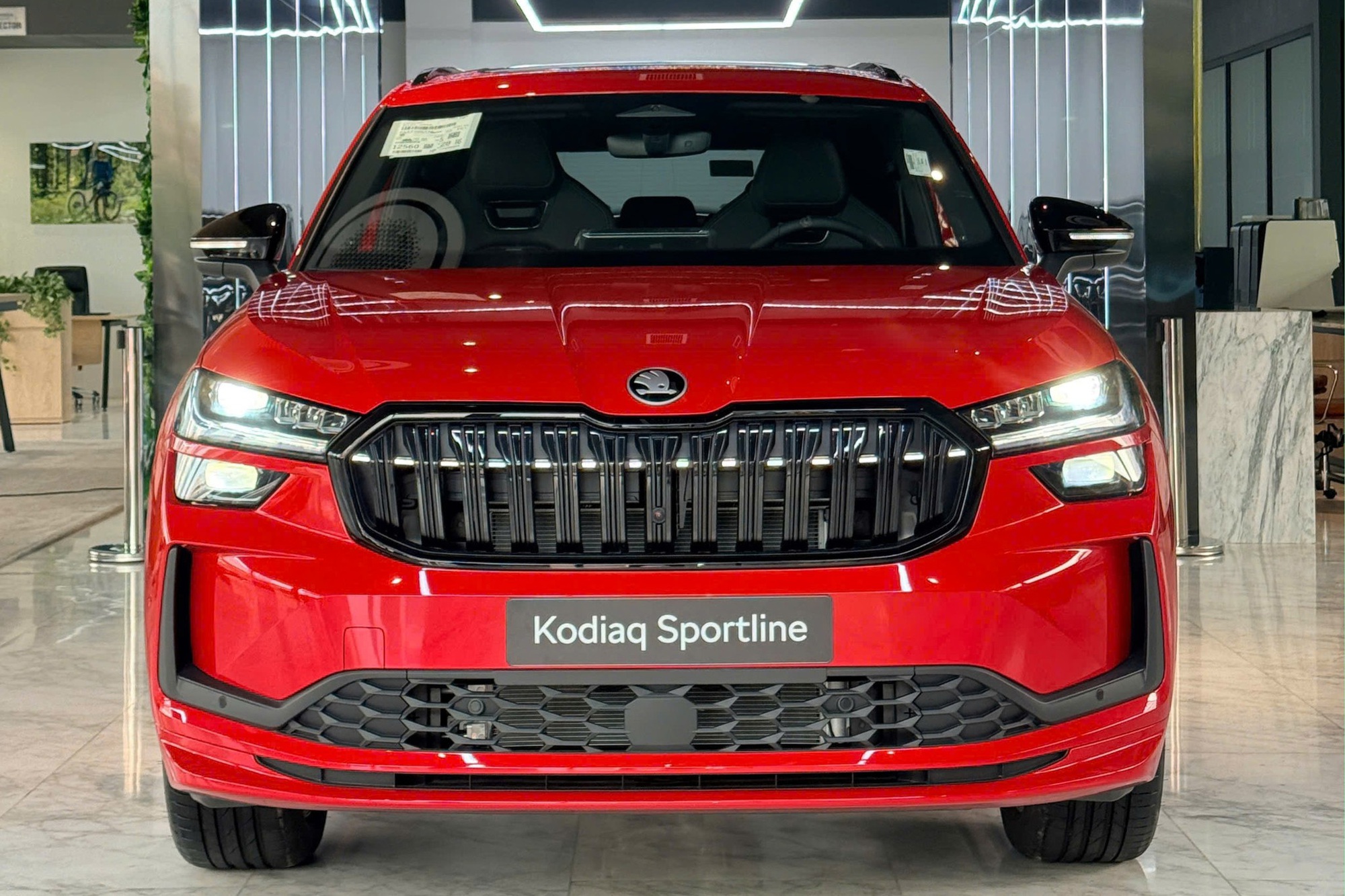 Skoda Kodiaq 2026 về đại lý tại Việt Nam: Giá từ 1,628 tỷ đồng cao hơn Palisade bản đắt nhất, thêm nhiều 'đồ chơi' bên trong, nay đã 'full' ADAS - Ảnh 2