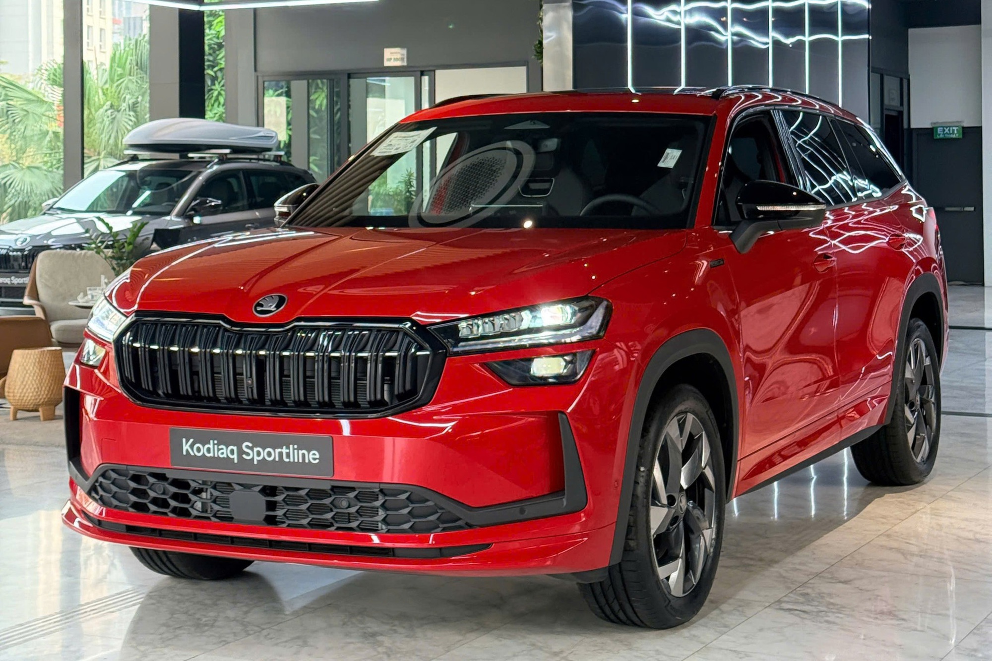Skoda Kodiaq 2026 về đại lý tại Việt Nam: Giá từ 1,628 tỷ đồng cao hơn Palisade bản đắt nhất, thêm nhiều 'đồ chơi' bên trong, nay đã 'full' ADAS - Ảnh 1