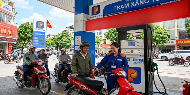 1 lít xăng tốn 1/3 thu nhập một ngày ở Lào, 1/5 ở Campuchia, Việt Nam thì sao? - Ảnh 1