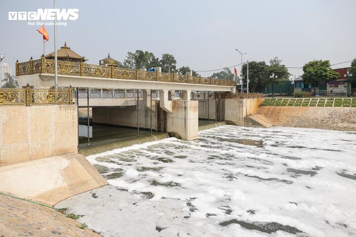 Sau 6 tháng hồi sinh, dòng 'sông chết' ở Hà Nội thay đổi ra sao? - Ảnh 4