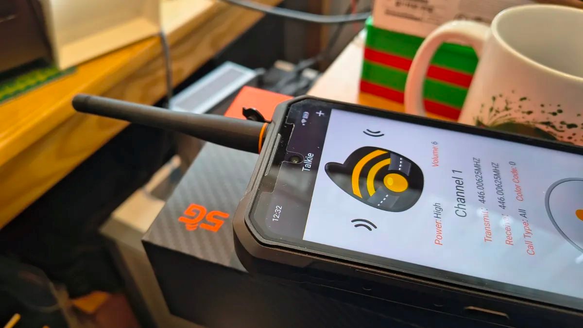 Mẫu điện thoại Trung Quốc pin 20.000 mAh mà giá chưa đến 10 triệu: Độ bền chuẩn quân đội, có cả bộ đàm - Ảnh 3