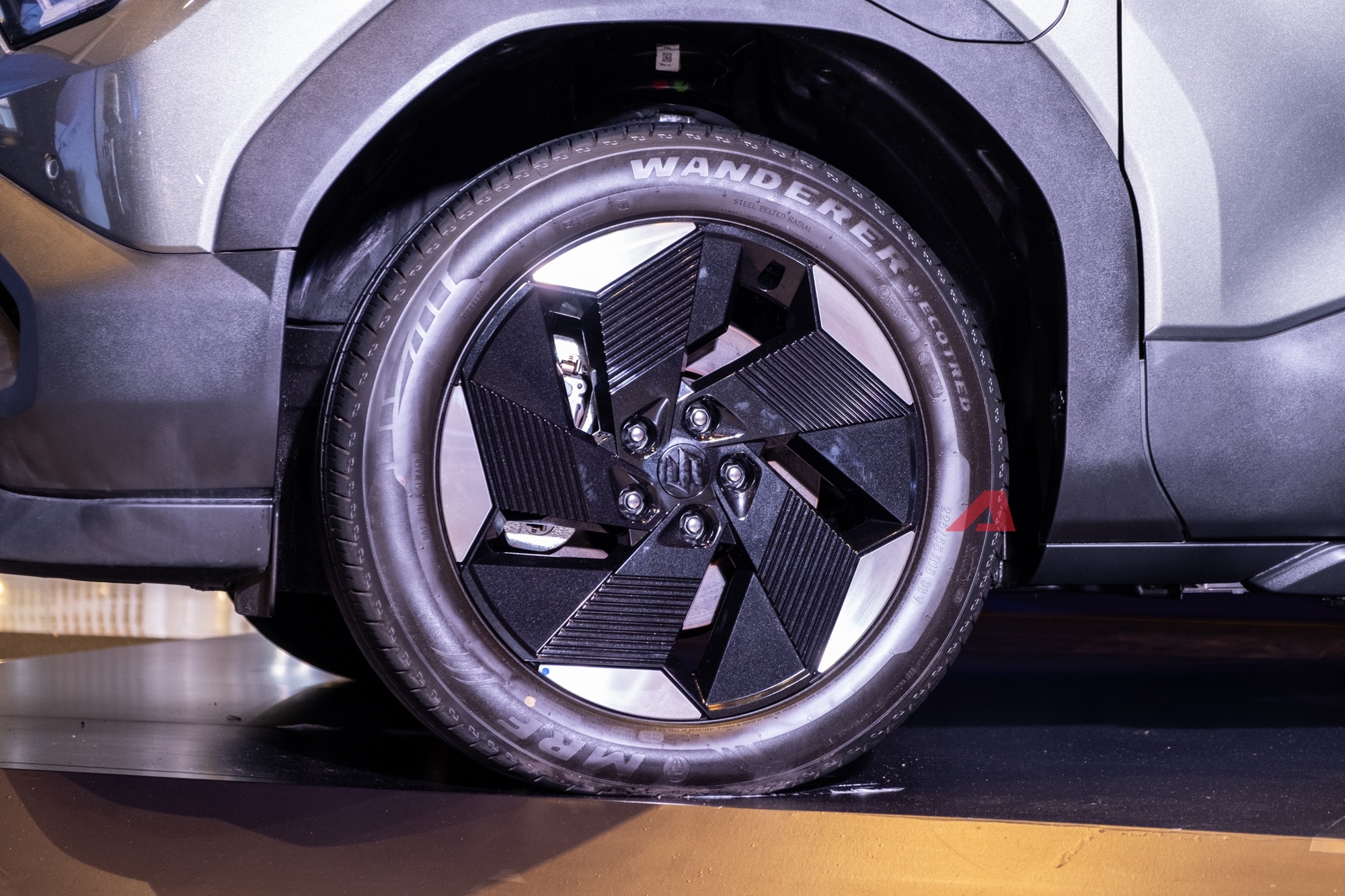 Suzuki eVitara xuất hiện ở Hà Nội: Dễ mở bán thời gian tới, đi được 430km/sạc, nội thất màn hình kép, cần số điện tử - Ảnh 7