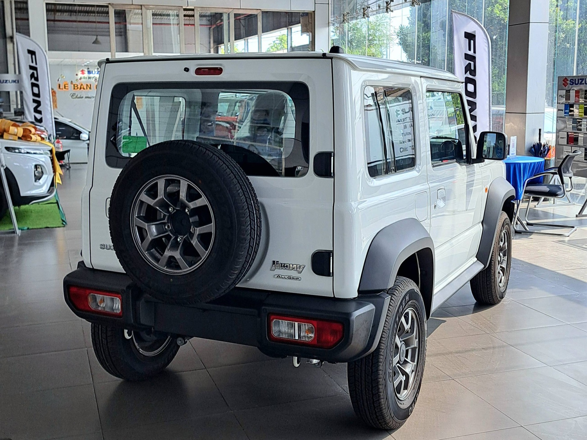 Suzuki Jimny giảm giá kỷ lục 140 triệu tại đại lý: Giá thực tế còn 649 triệu đồng, dễ tiếp cận hơn cho các dân chơi Việt thích off-road - Ảnh 3