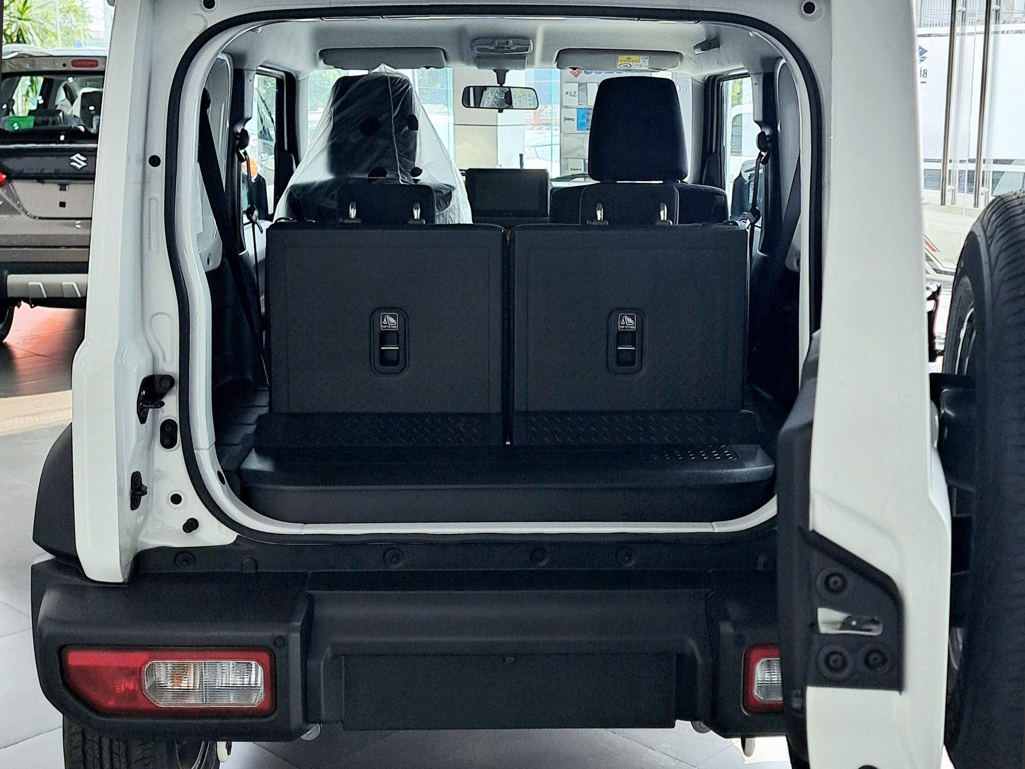 Suzuki Jimny giảm giá kỷ lục 140 triệu tại đại lý: Giá thực tế còn 649 triệu đồng, dễ tiếp cận hơn cho các dân chơi Việt thích off-road - Ảnh 10