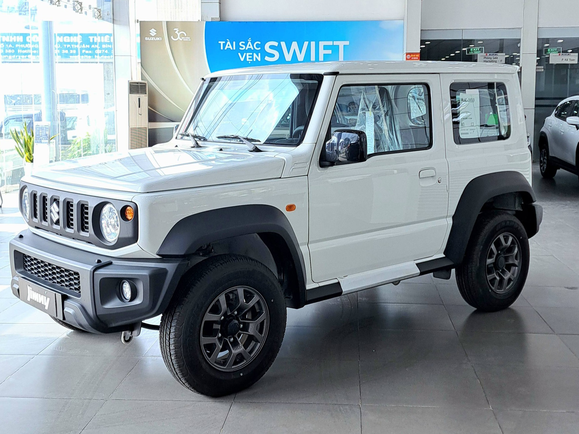 Suzuki Jimny giảm giá kỷ lục 140 triệu tại đại lý: Giá thực tế còn 649 triệu đồng, dễ tiếp cận hơn cho các dân chơi Việt thích off-road - Ảnh 1