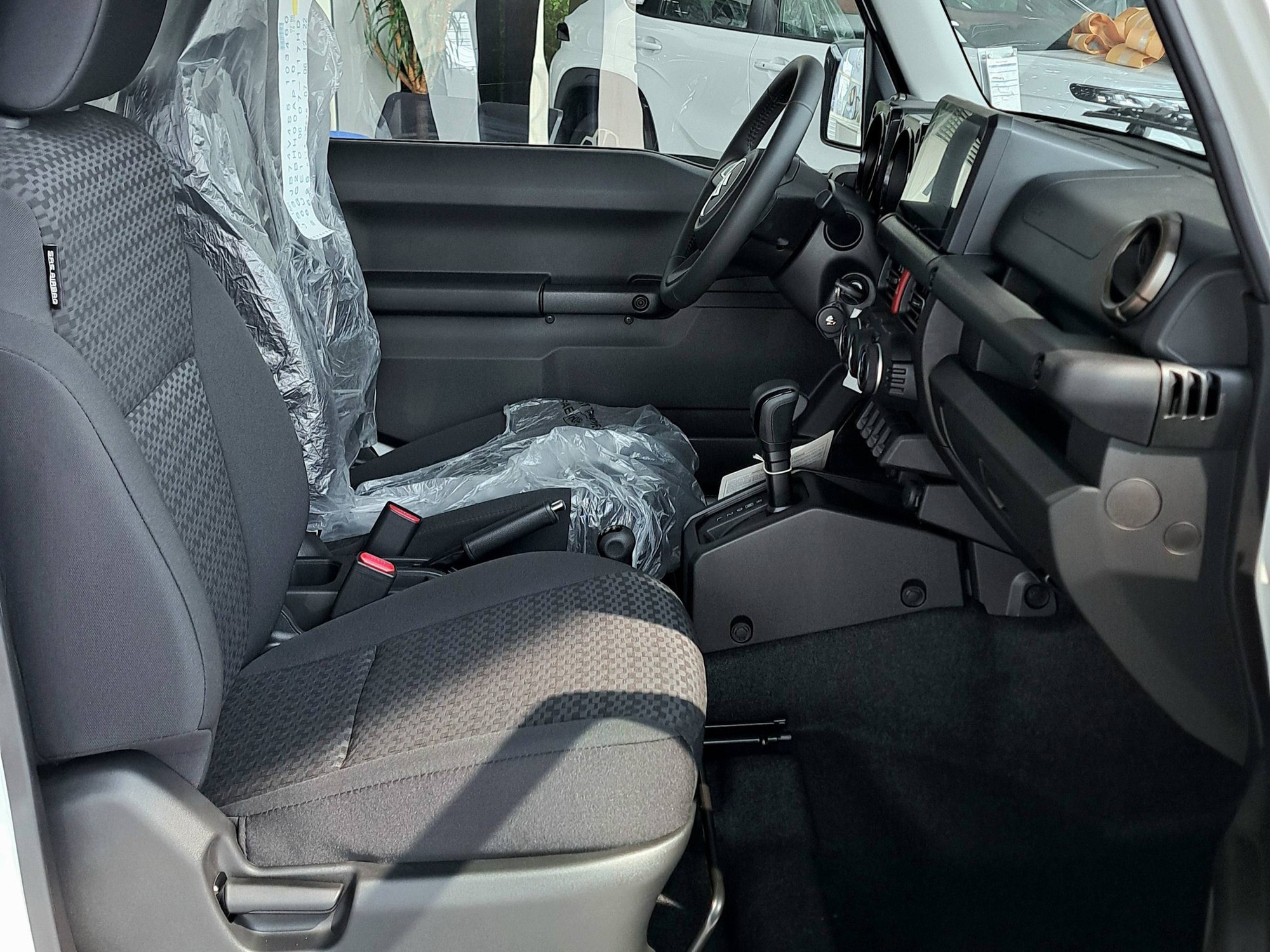 Suzuki Jimny giảm giá kỷ lục 140 triệu tại đại lý: Giá thực tế còn 649 triệu đồng, dễ tiếp cận hơn cho các dân chơi Việt thích off-road - Ảnh 9