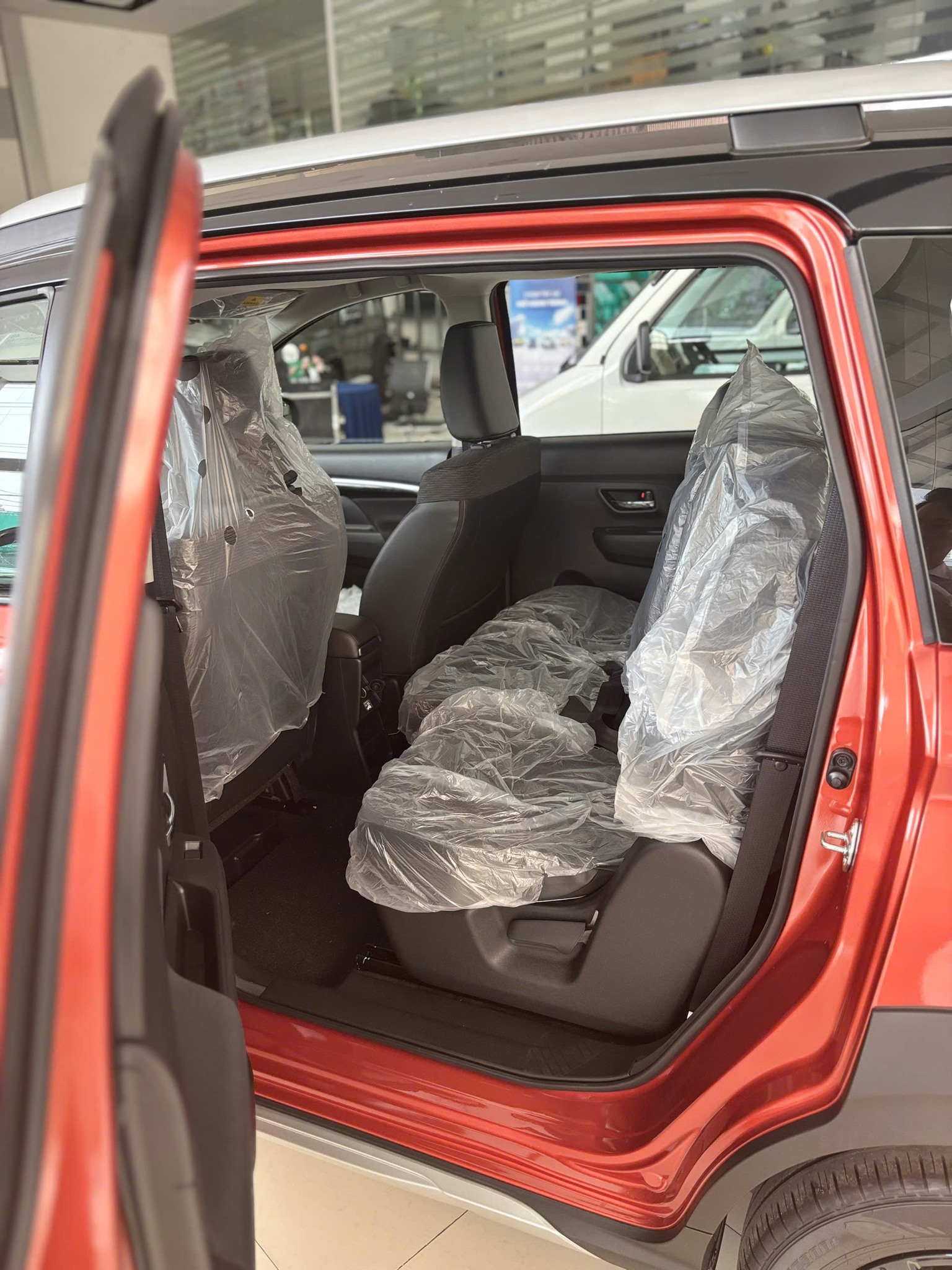 Hàng loạt MPV đua giảm giá, có mẫu ưu đãi tới cả trăm triệu, lăn bánh chỉ như giá niêm yết - Ảnh 11