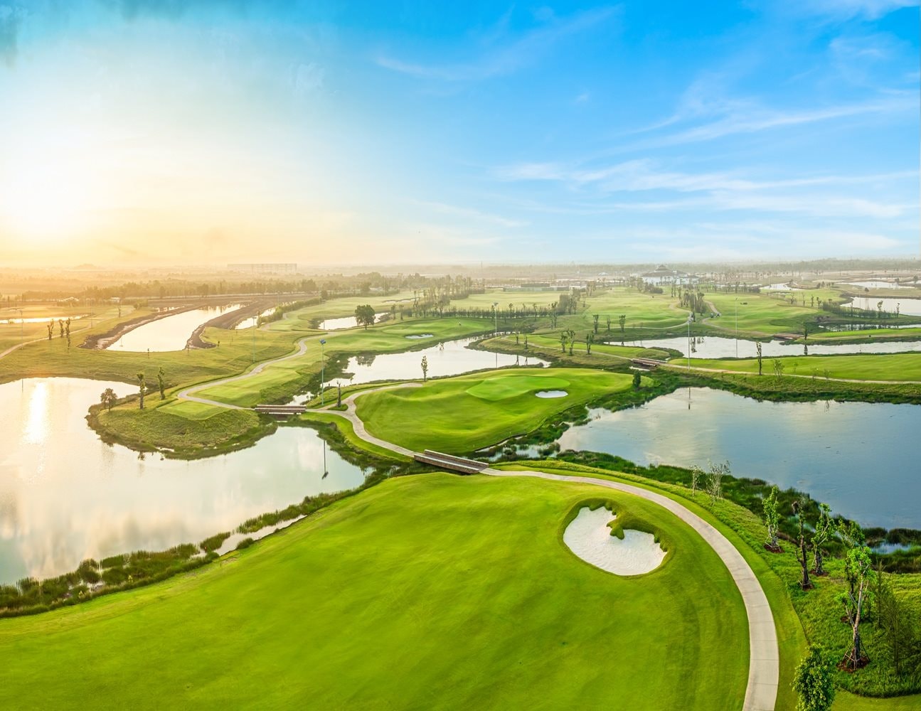 Việt Nam sắp có quần thể sân golf lớn nhất lịch sử, rộng gấp 5 lần phường Hoàn Kiếm tại nơi sẽ chỉ cách thủ đô 23 phút di chuyển - Ảnh 2