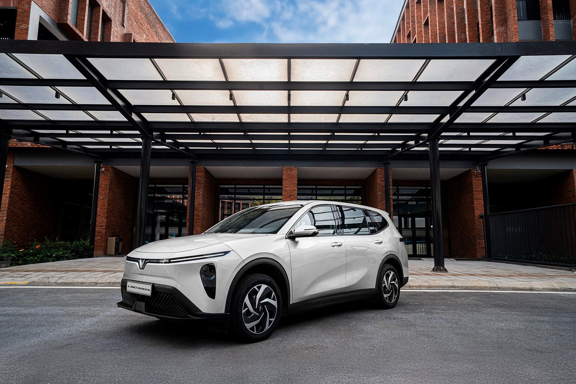 Hãng xe của tỷ phú Phạm Nhật Vượng tiếp tục phủ bóng thị trường: 27.600 xe điện bán ra trong tháng 3 - Ảnh 3