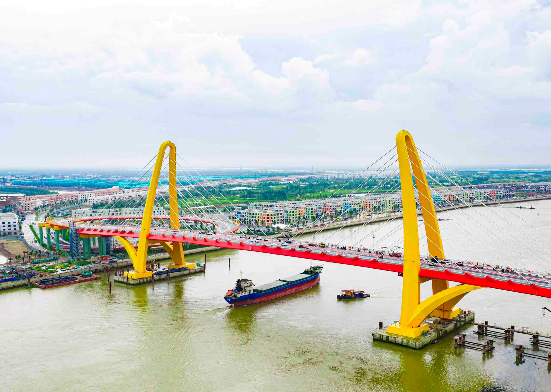 Cây cầu 2.300 tỷ do doanh nghiệp của tỷ phú Phạm Nhật Vượng xây dựng, sở hữu kỷ lục chưa từng có về tốc độ xây dựng công trình bắc qua sông Cấm - Ảnh 2