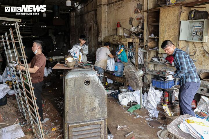 Người dân tháo dỡ tài sản phục vụ dự án mở đường Tam Trinh, Lĩnh Nam - Ảnh 5