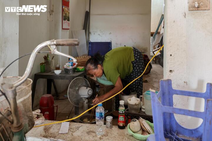 Người dân tháo dỡ tài sản phục vụ dự án mở đường Tam Trinh, Lĩnh Nam - Ảnh 9