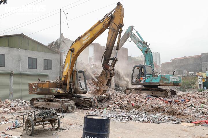 Người dân tháo dỡ tài sản phục vụ dự án mở đường Tam Trinh, Lĩnh Nam - Ảnh 4