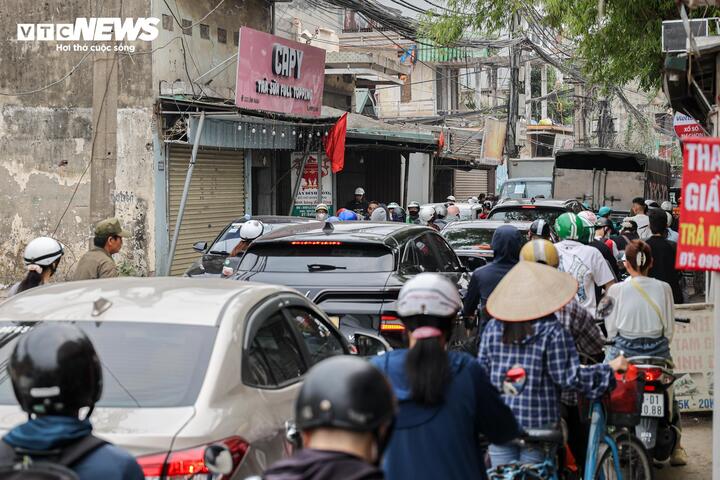 Người dân tháo dỡ tài sản phục vụ dự án mở đường Tam Trinh, Lĩnh Nam - Ảnh 22