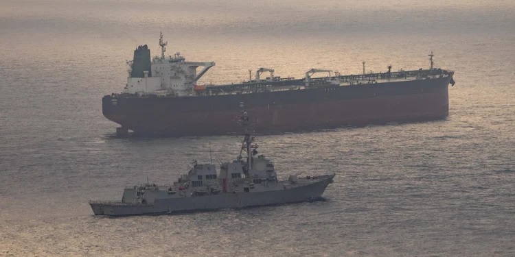 Hải quân Mỹ chặn tàu dầu “bóng tối” Iran, siết chặt phong tỏa - Ảnh 2
