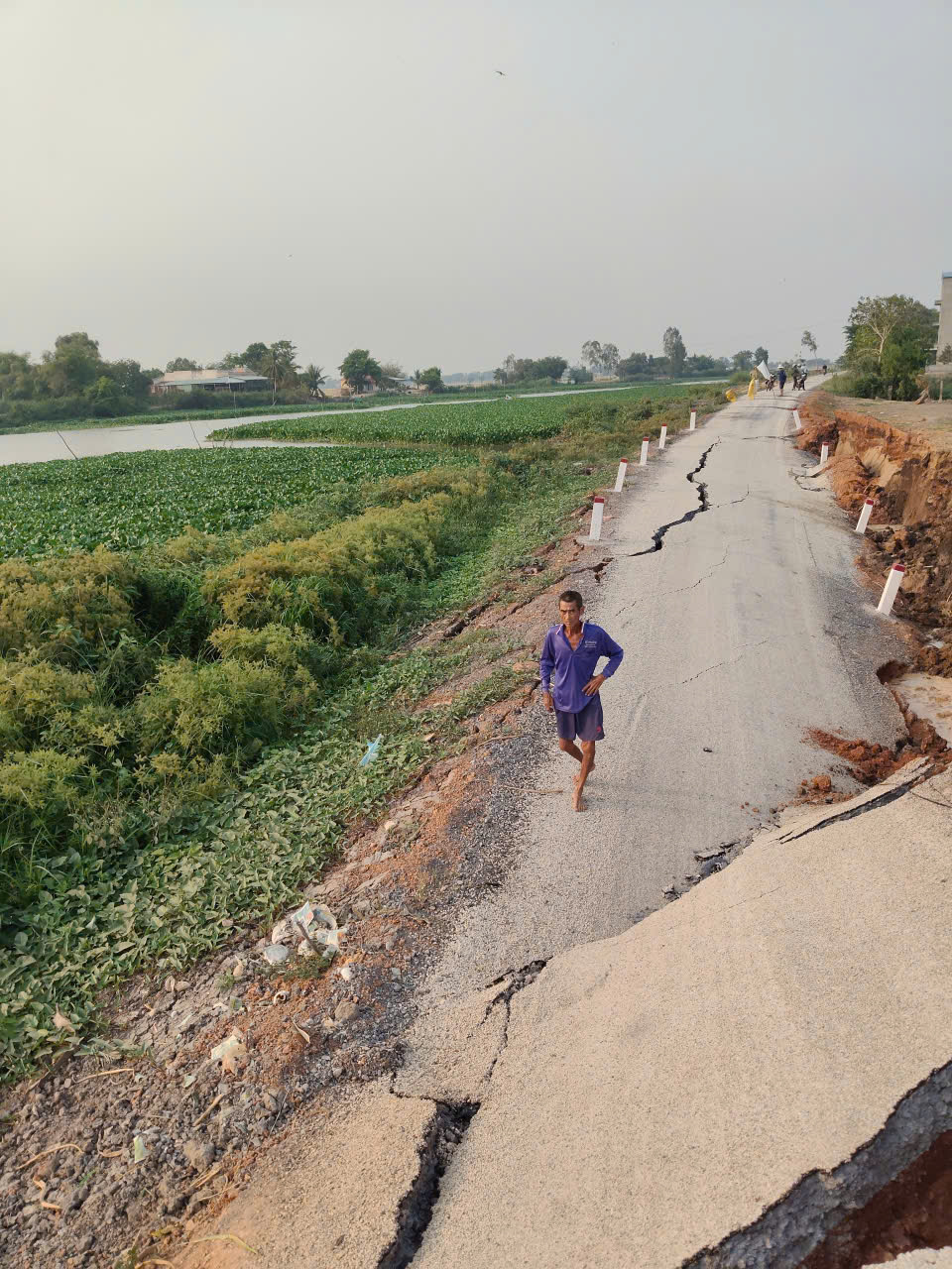 Sạt lở nghiêm trọng ở Tây Ninh, đường 60 m sụt lún - Ảnh 1