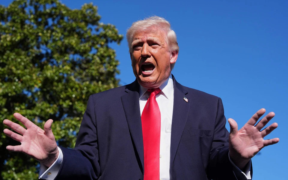 Anh không phong tỏa eo biển Hormuz cùng Mỹ, 2 tàu dầu chạy đua "phá vây" - Ảnh 1