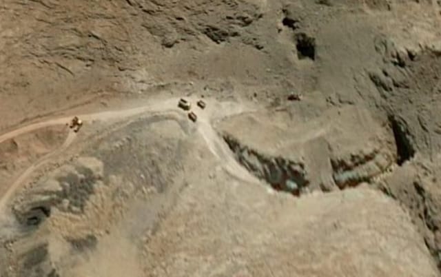 Iran đang đào lại lối vào “thành phố tên lửa” bị chôn vùi sau cuộc không kích của Mỹ và Israel - Ảnh 1