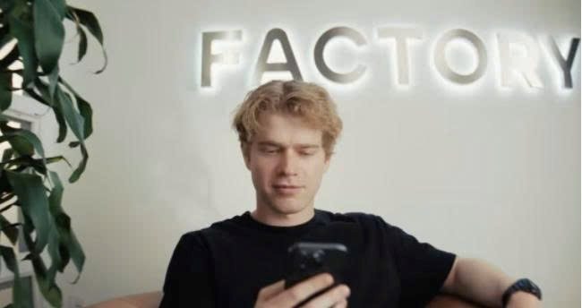 Bị “thách” nghỉ học để mở công ty, thanh niên trẻ tuổi đã tạo lập startup AI định giá 1,5 tỷ USD - Ảnh 1