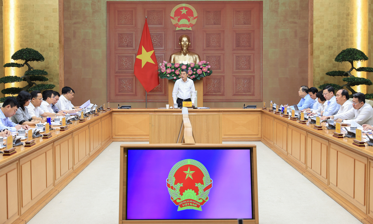 Thủ tướng: Phấn đấu nâng tổng mức dự trữ xăng dầu trong nước lên 90 ngày - Ảnh 1