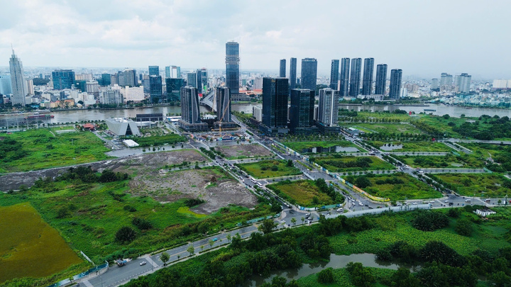 Loạt đất vàng 'quây tôn' ở trung tâm TP.HCM được đổi cho nhà đầu tư xây hạ tầng - Ảnh 1