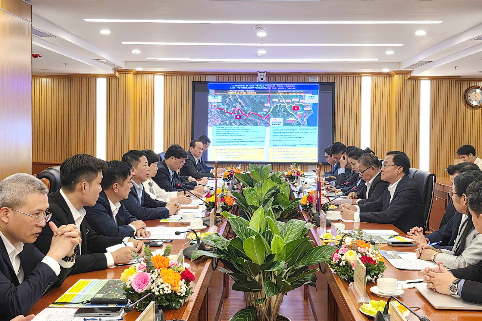 Bộ trưởng Bộ Xây dựng có đề nghị quan trọng cho liên danh Đèo Cả tại tuyến đường sắt 560km, nối thẳng tới thủ đô nước láng giềng - Ảnh 1