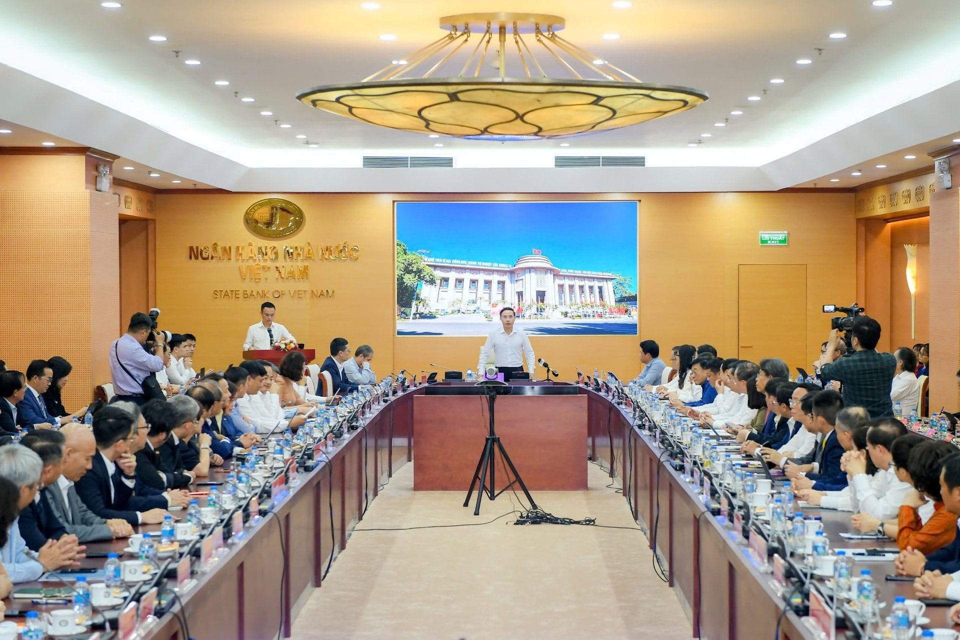 'Ngân hàng Nhà nước thảo luận việc nới quy định cho vay/huy động, tạo điều kiện giảm lãi suất' - Ảnh 1