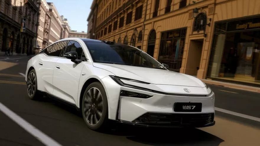 Ai nói Toyota không biết làm ô tô điện: Hãng vừa ra mắt mẫu xe lớn hơn Camry, ngập trang bị mà giá chỉ tương đương 560 triệu - Ảnh 1