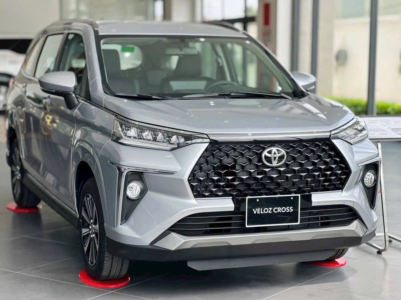 Hàng loạt MPV đua giảm giá, có mẫu ưu đãi tới cả trăm triệu, lăn bánh chỉ như giá niêm yết - Ảnh 4