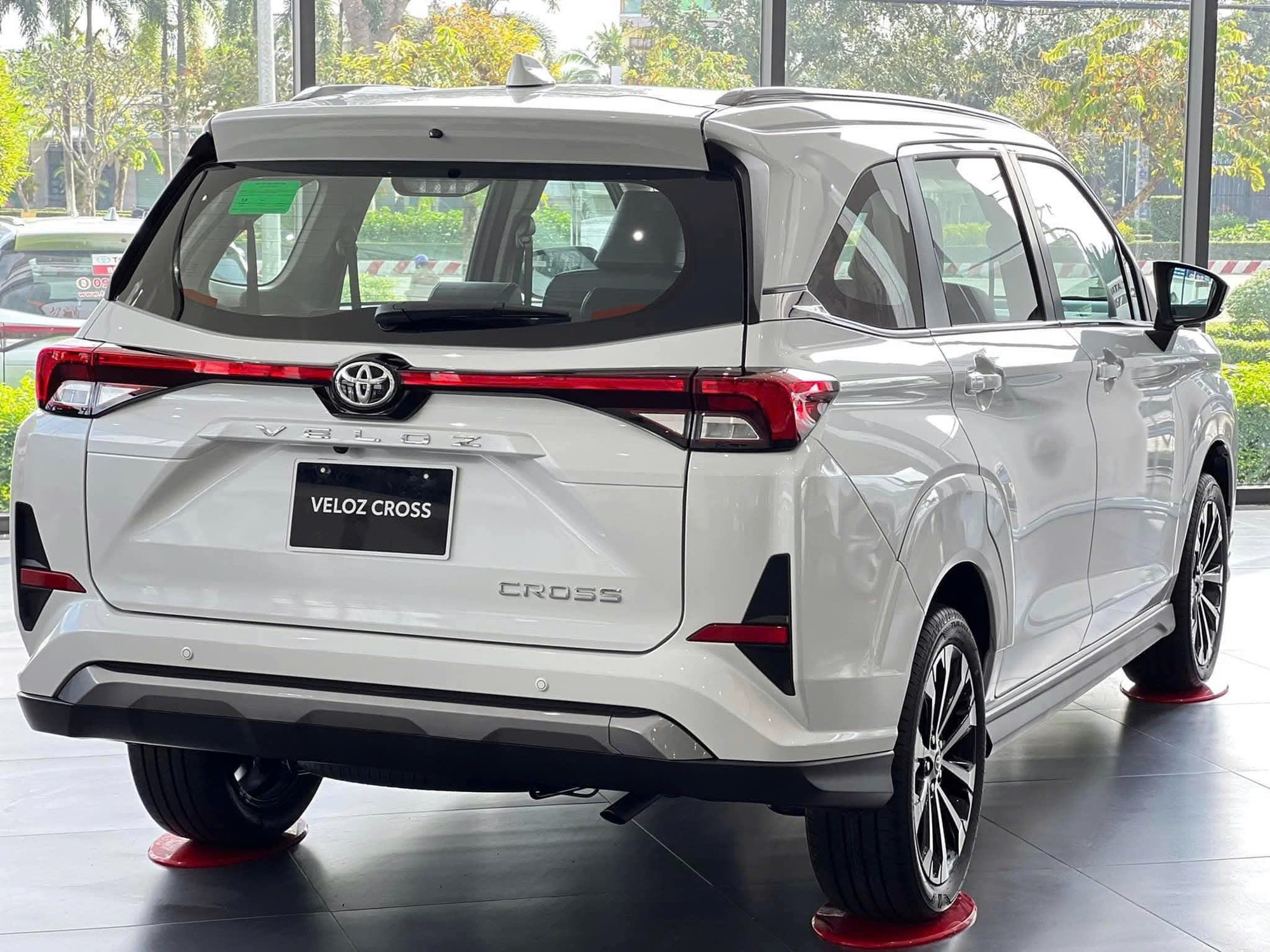 Hàng loạt MPV đua giảm giá, có mẫu ưu đãi tới cả trăm triệu, lăn bánh chỉ như giá niêm yết - Ảnh 5