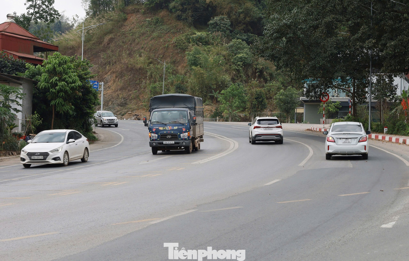 Diện mạo tuyến giao thông mới hoàn thành tại cửa ngõ Tây Bắc - Ảnh 4