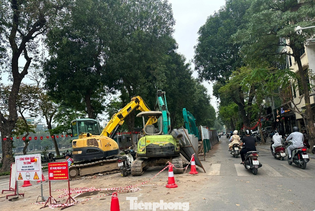 Người dân chật vật đi qua nhiều lô cốt, hàng rào thi công ở Hà Nội - Ảnh 2