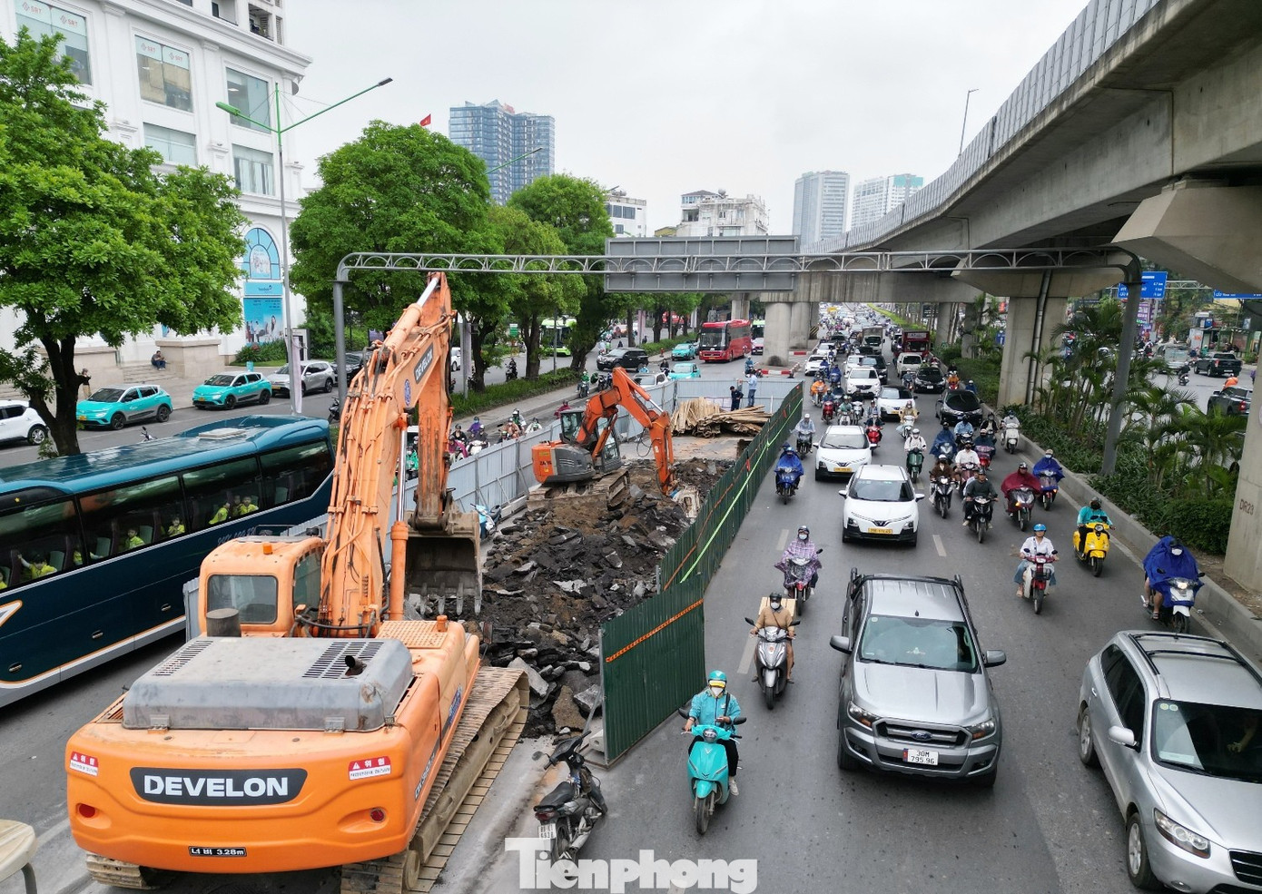 Người dân chật vật đi qua nhiều lô cốt, hàng rào thi công ở Hà Nội - Ảnh 1