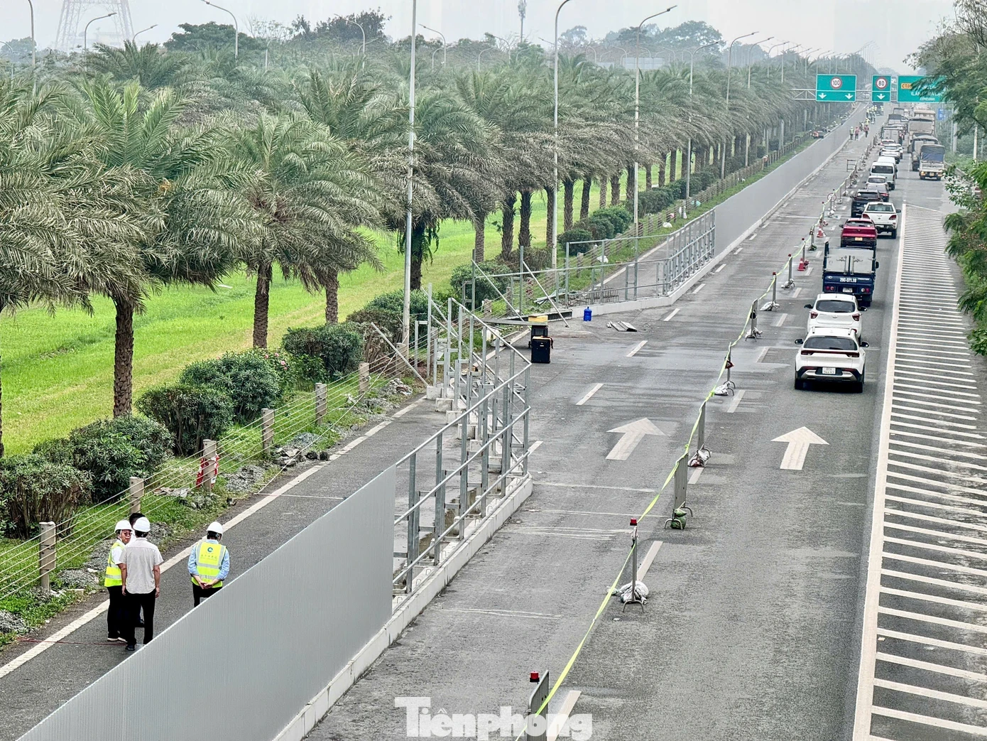 Rào chắn gần 700m Đại lộ Thăng Long để thi công Metro số 5 - Ảnh 8