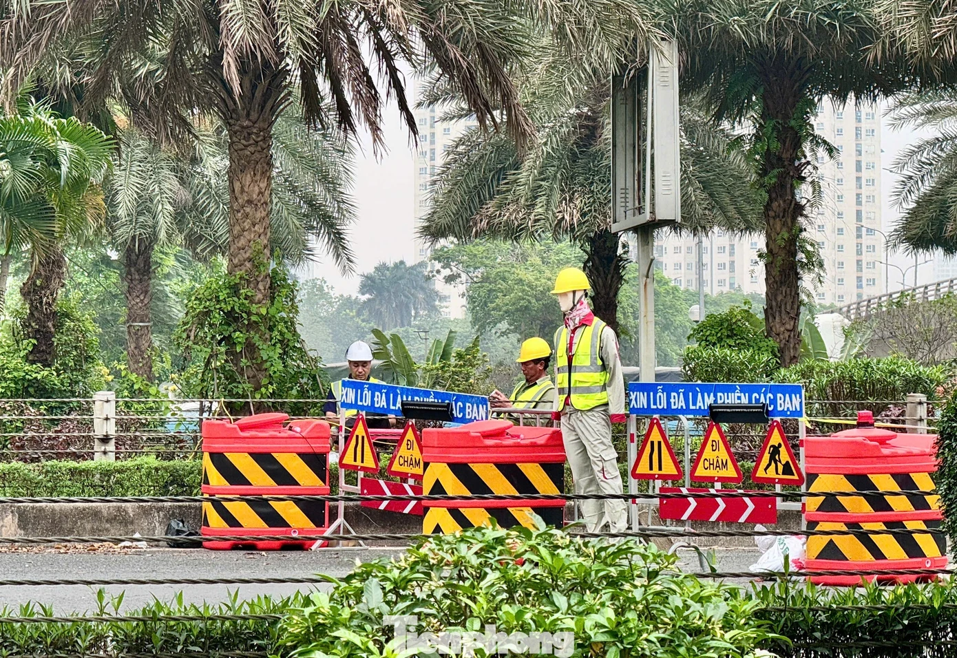 Rào chắn gần 700m Đại lộ Thăng Long để thi công Metro số 5 - Ảnh 6