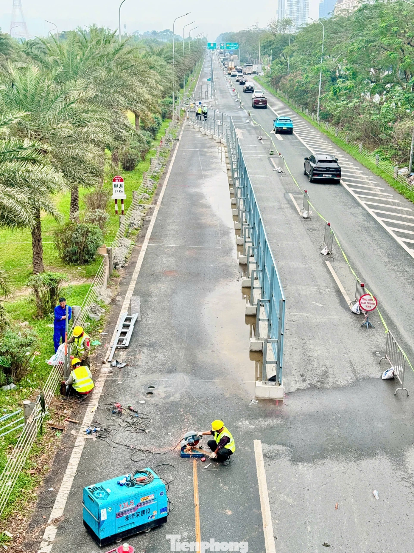 Rào chắn gần 700m Đại lộ Thăng Long để thi công Metro số 5 - Ảnh 7