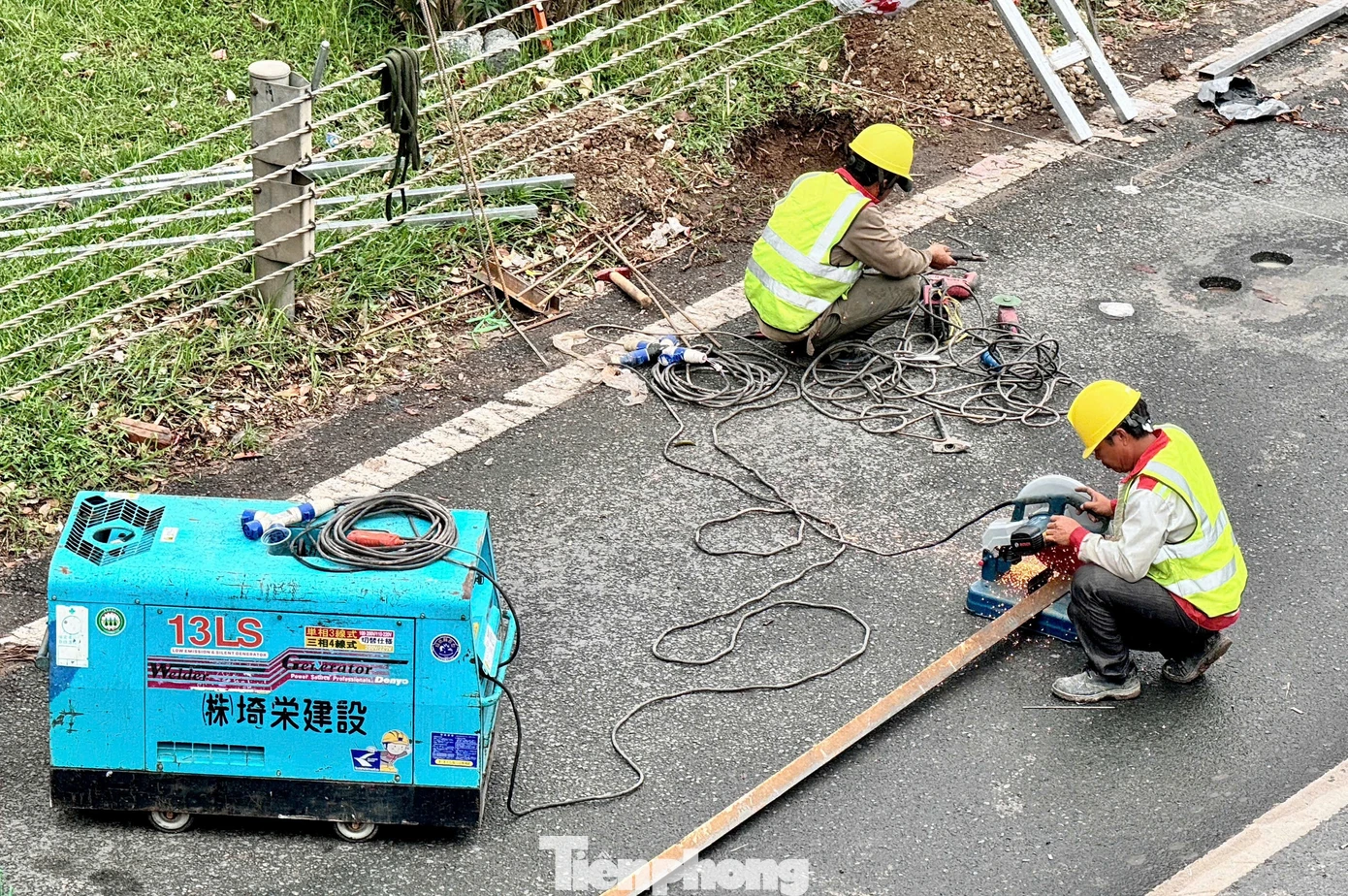 Rào chắn gần 700m Đại lộ Thăng Long để thi công Metro số 5 - Ảnh 5