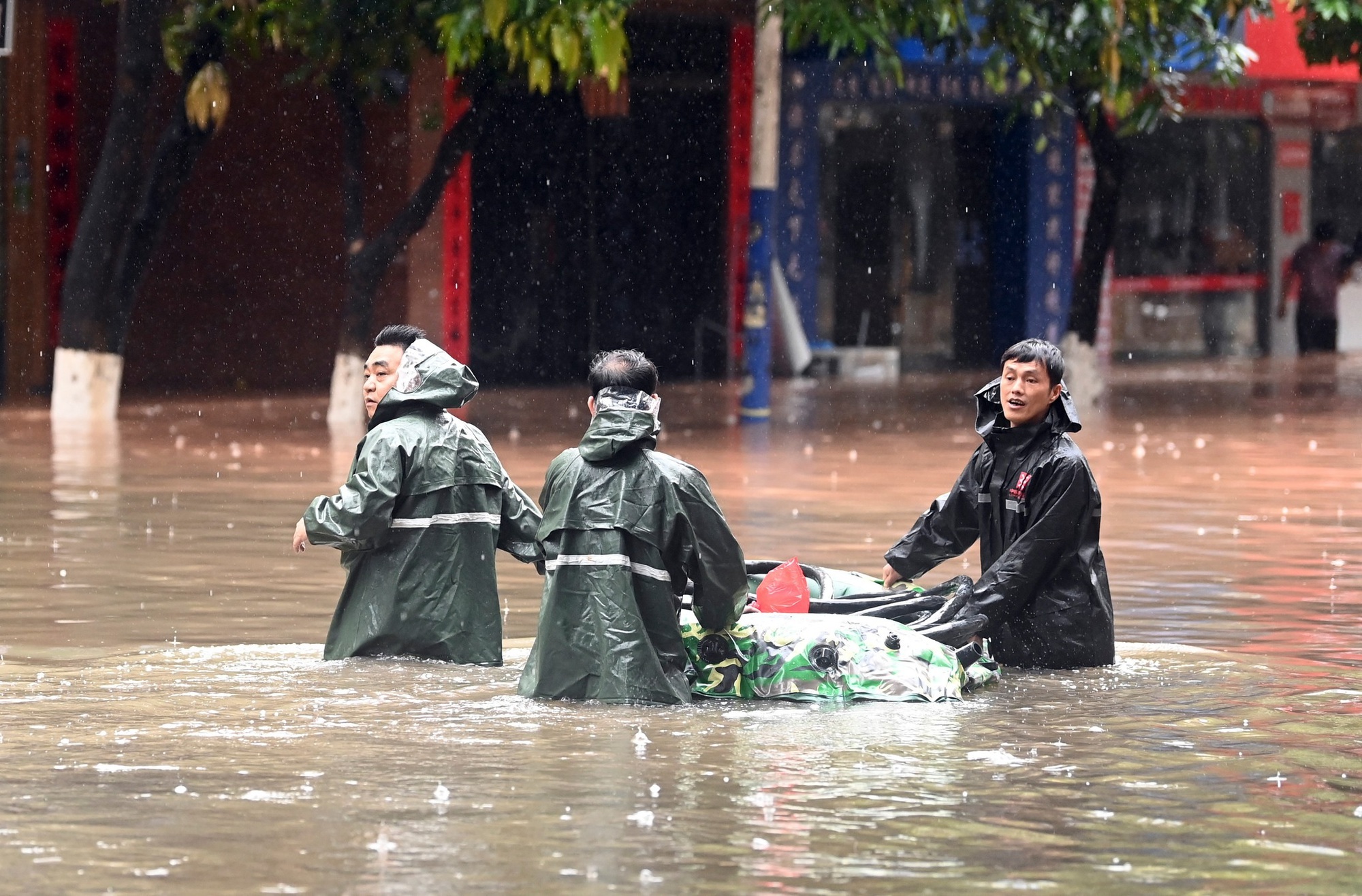 Mưa lớn kỷ lục trong 10 năm qua, Khâm Châu - Trung Quốc ngập kinh hoàng - Ảnh 6